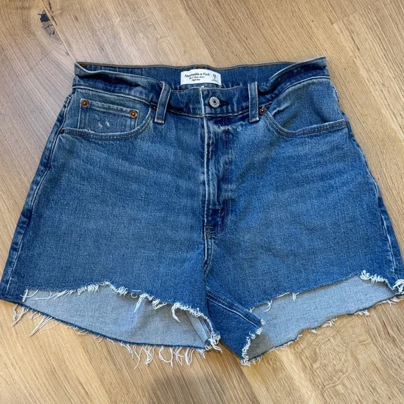 Abercrombie & Fitch Medium Blue Frayed Hem 4” Mom Short High Rise - Picture 1 of 3